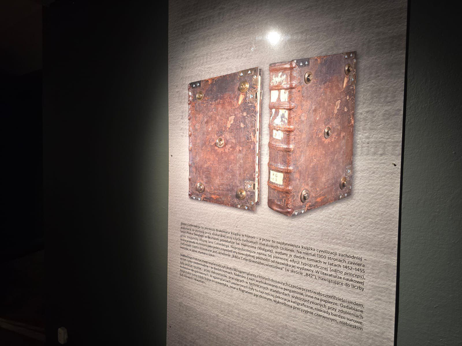Pelplińską Biblię Gutenberga można zobaczyć w Muzeum Diecezjalnym w Pelplinie