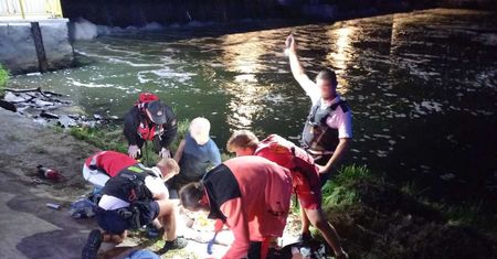 Wrocławscy wodniacy uratowali życie 27-latkowi porwanemu przez nurt Odry
