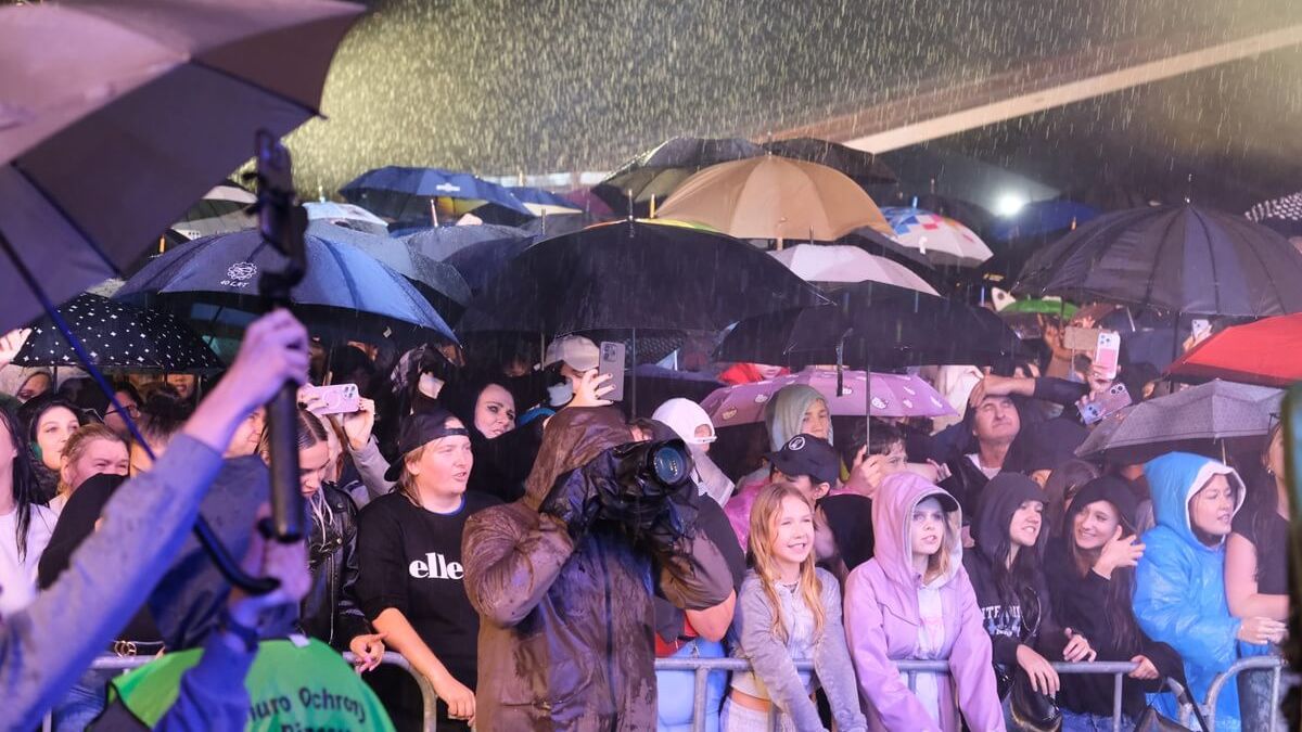 Publiczność w trakcie deszczu na Dożynkach Wojewódzkich w Świdniku