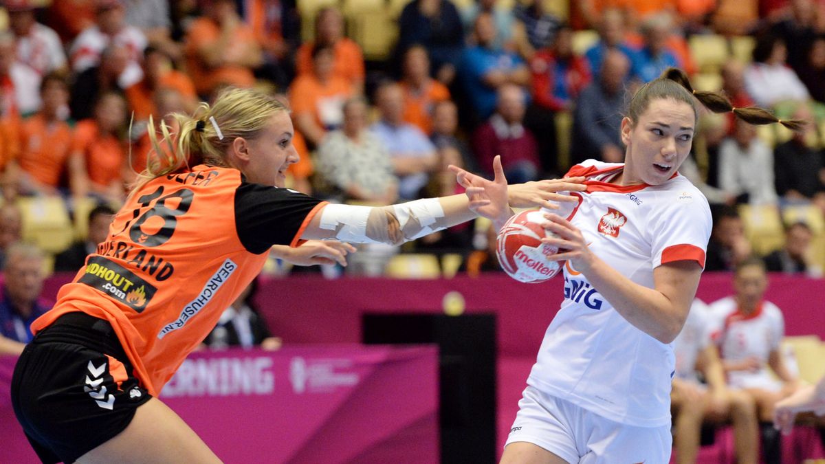 Polka Monika Kobylińska i Holenderka Kelly Dulfer w półfinałowym meczu mistrzostw świata piłkarek ręcznych w duńskim Herning