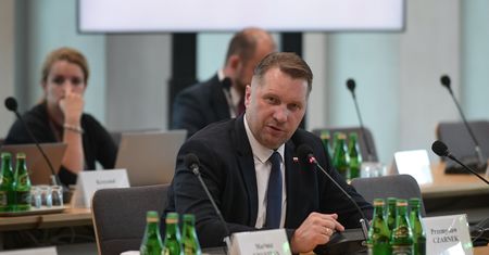 "Kompromitacja". Czarnek aż pokrzykiwał w trakcie komisji