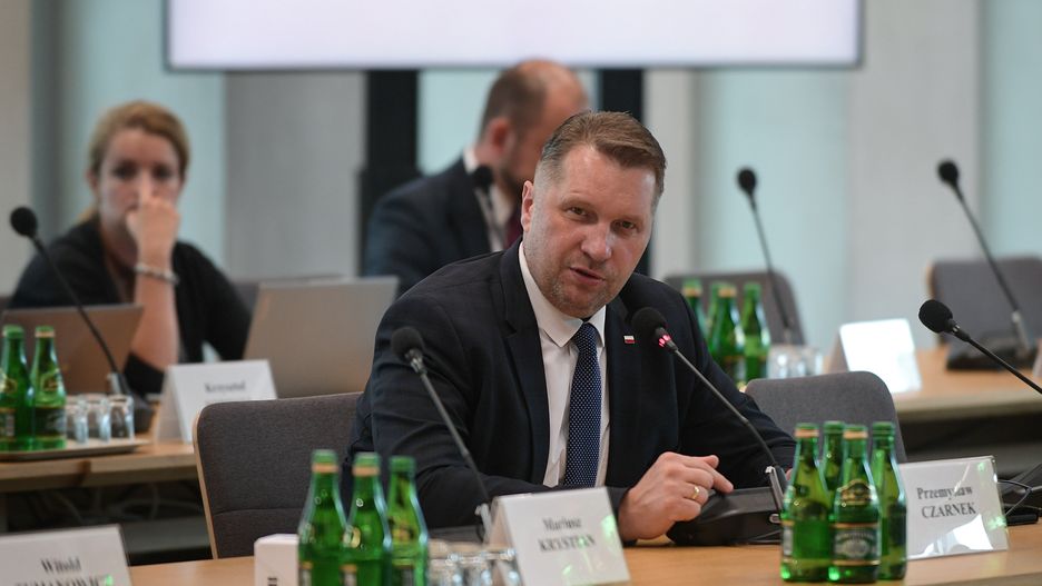 Warszawa, 25.07.2024. Poseł PiS Przemysław Czarnek podczas posiedzenia sejmowej komisji śledczej do zbadania legalności, prawidłowości oraz celowości działań podjętych w celu przygotowania i przeprowadzenia wyborów Prezydenta Rzeczypospolitej Polskiej w 2020 r. w formie głosowania korespondencyjnego, 25 bm. w Sejmie w Warszawie. (jm) PAP/Marcin Obara