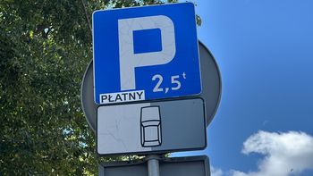 Kończy się darmowe parkowanie w centrum Jeleniej Góry. Miasto przejęło strefę. Kiedy zacznie działać?