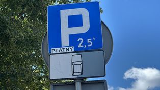 Kończy się darmowe parkowanie w centrum Jeleniej Góry. Miasto przejęło strefę. Kiedy zacznie działać?