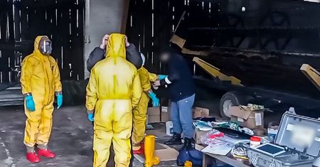 Zrobili nalot. Do środka można było wejść tylko w specjalnych kombinezonach