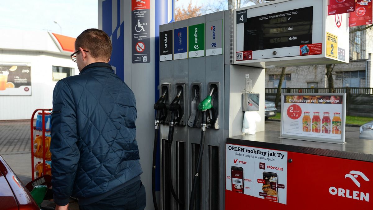 Akcja Protestacyjna przeciwko podwy?kom cen paliwFot. Adam Staskiewicz / East News. Sieradz 25.011.2018. Nie tankujemy. Pod takim haslem w poniedzialek ma sie odbyc protest kierowcow przeciwko podwyzkom cen paliw. W niedziele za to mozna zaobserwowac wzmozony ruch na stacjach paliwowych. Kierowcy nawolywali, ze jesli musisz zatankowac to zrob to w niedziele, zamiast w poniedzialek. N/Z kierowcy tankuja samochody w niedzieleAdam Staskiewicz