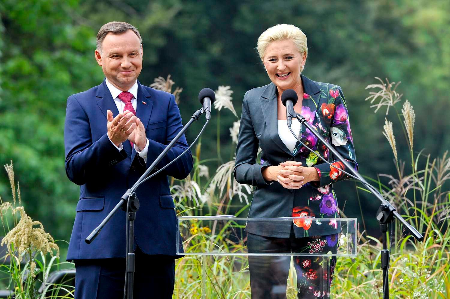Agata Duda w kwiatowej stylizacji