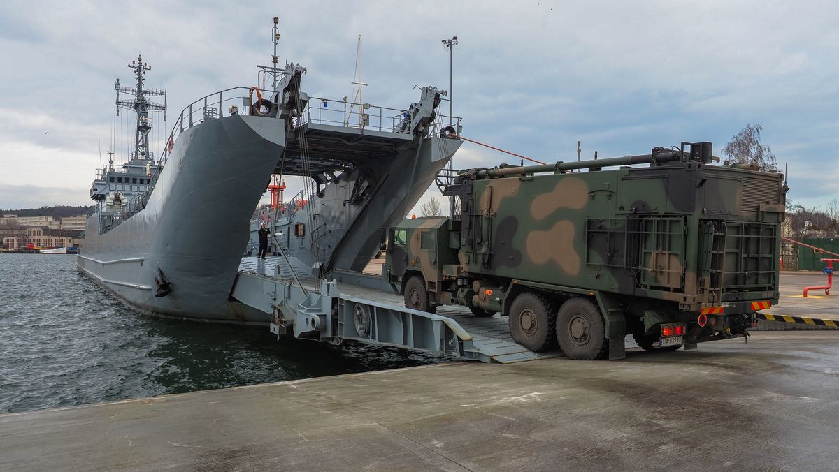 Litwa. Polski okręt ORP "Gniezno" uszkodzony podczas ćwiczeń. Rozpruty fragment burty
