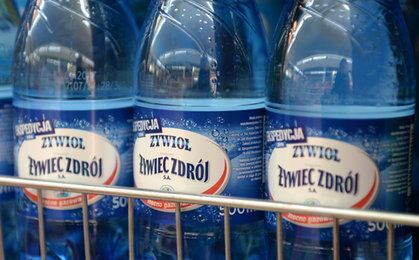 Firma Żywiec Zdrój: obce substancje wykryto tylko w jednej butelce wody