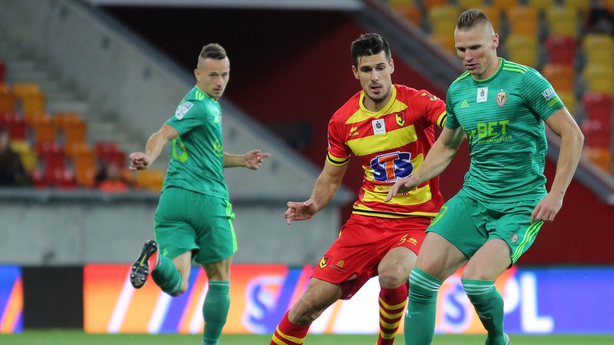 Newspix / Kamil Świrydowicz  / Na zdjęciu: Nemanja Mitrović (z lewej) i Marcin Robak (z prawej)