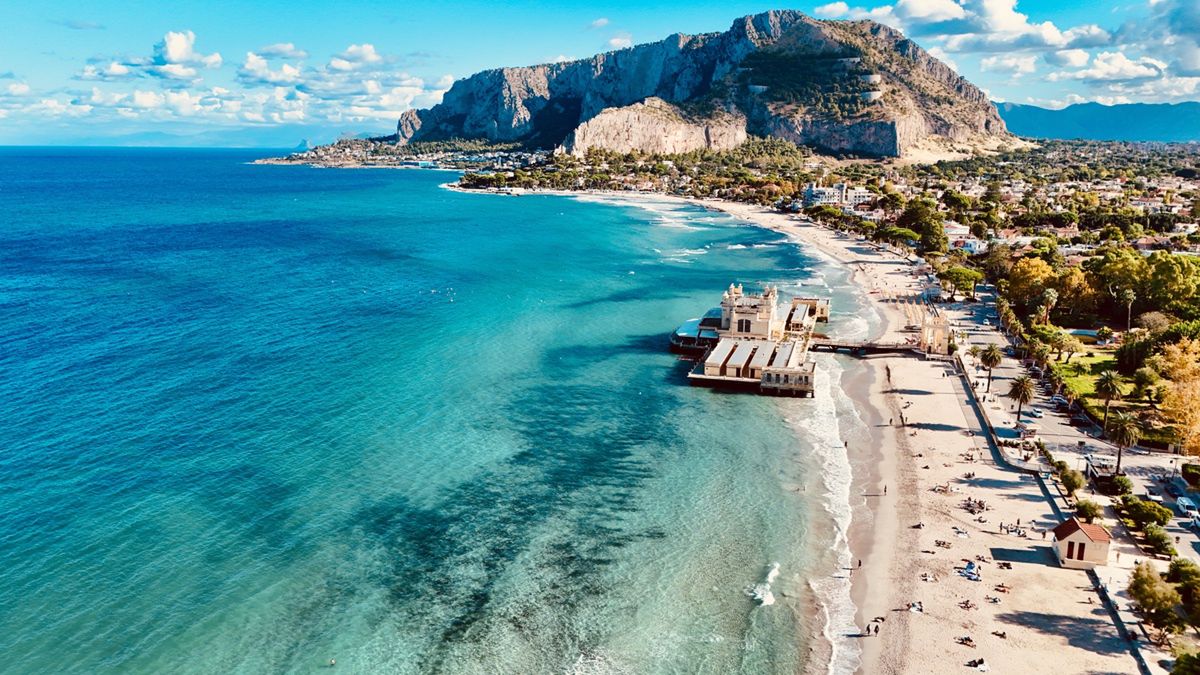 Plaża Mondello znajduje się kilka km od centrum Palermo