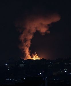Zmasowany atak w Strefie Gazy. Izrael stoi na granicy, bombarduje wsie i miasta