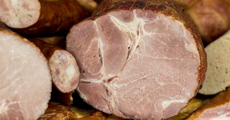 Prosty przepis na domową wędlinę. Wyjdzie znacznie smaczniejsza niż ze sklepu