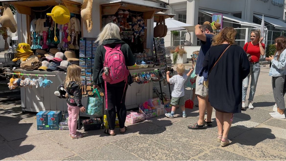 Na deptaku przy molo nie brakuje straganów i sklep z różnościami