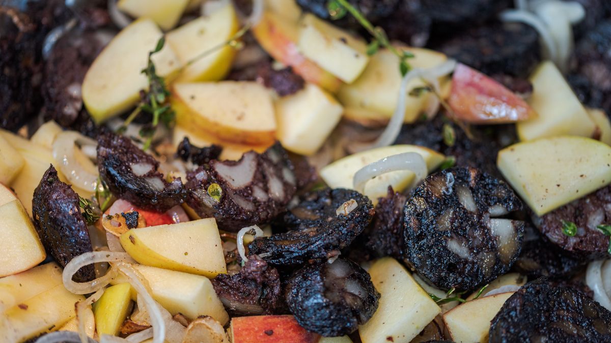 Kaszanka z jabłkami i gruszkami