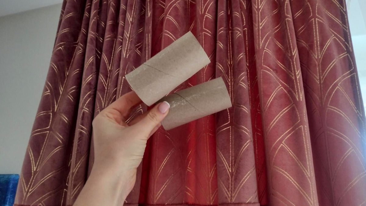 Kobieta trzyma rolki po papierze toaletowym w dłoni