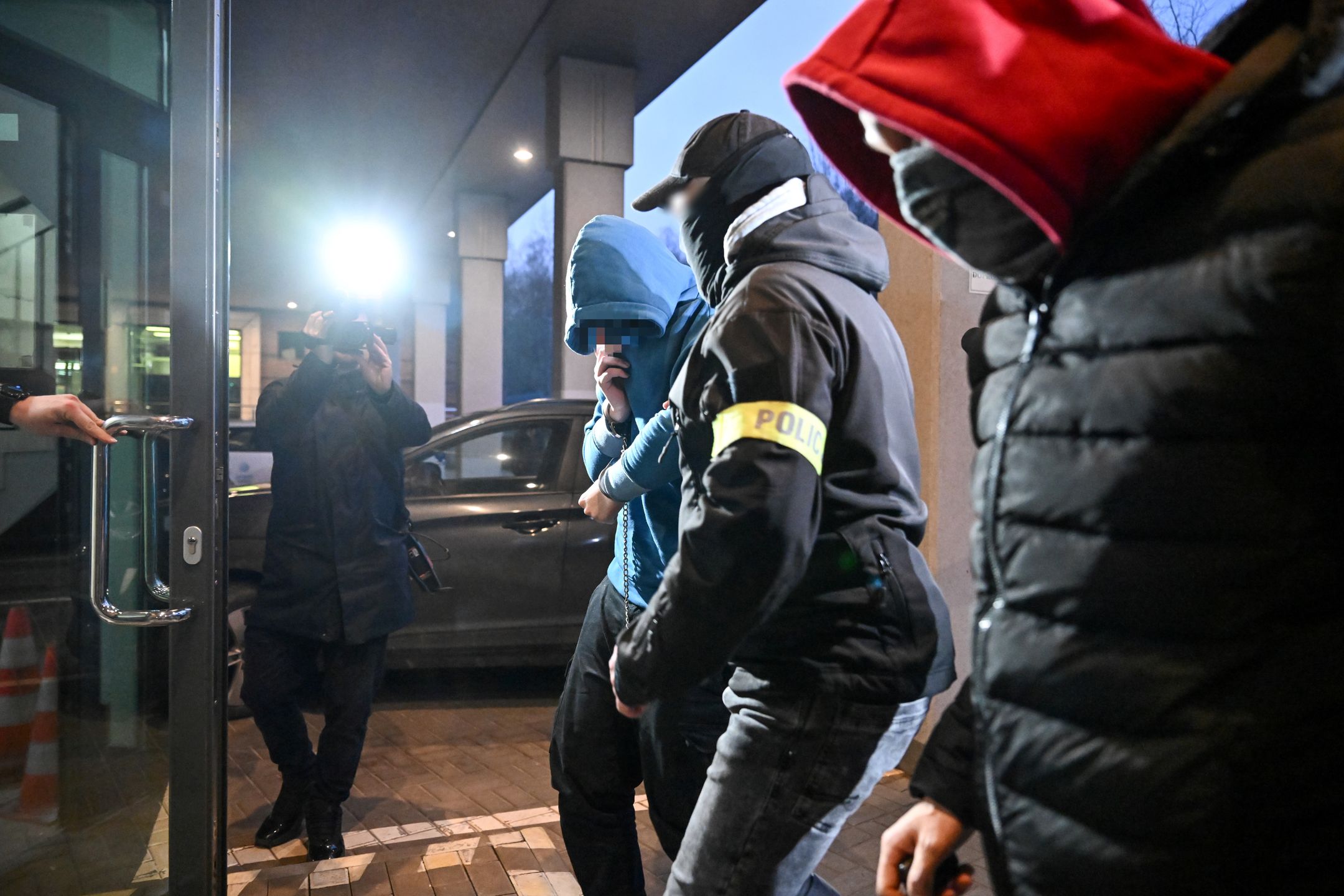 Gdańsk, 03.02.2025. Jeden z podejrzanych (2L) podczas doprowadzenia do Prokuratury Rejonowej Gdańsk-Oliwa, 3 bm. Mężczyzna podejrzany jest o zabójstwo starszego mężczyzny na ul. Młodzieży Polskiej w Gdańsku Brzeźnie 2 bm. (sko) PAP/Marcin Gadomski