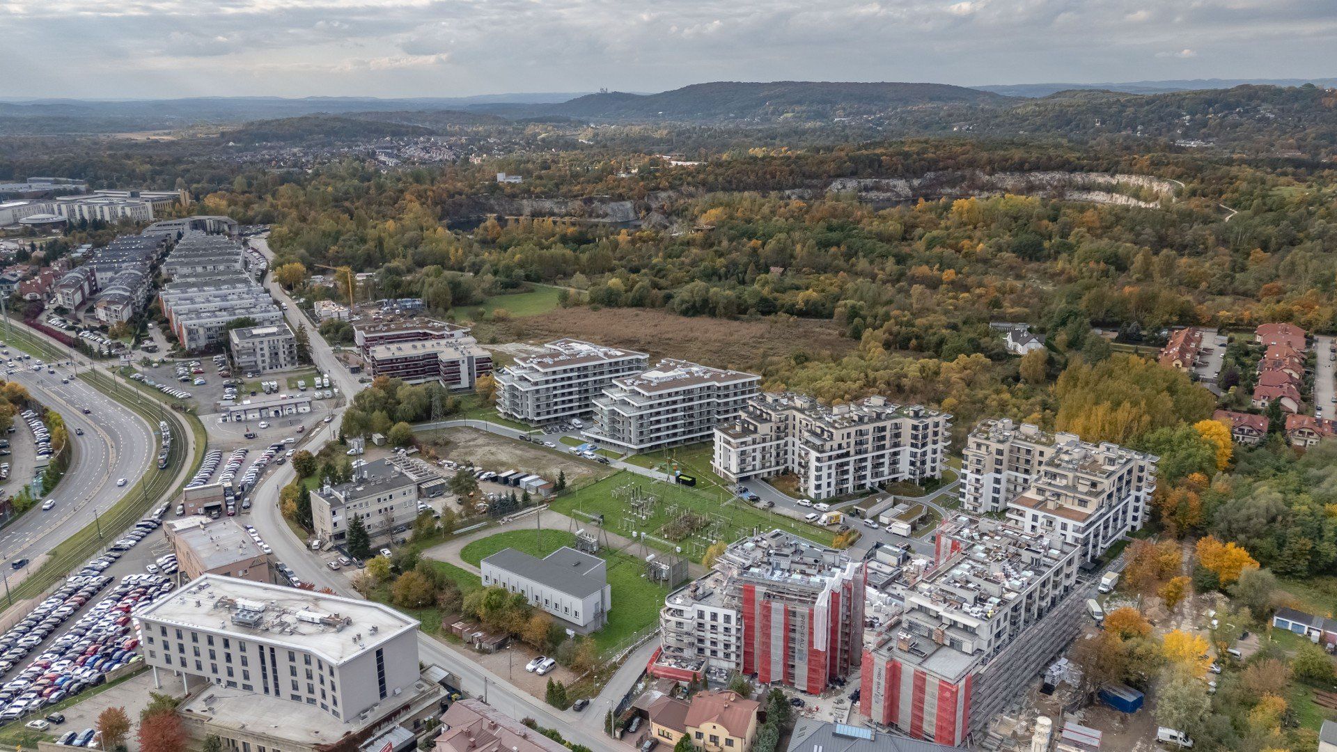 Zielony Zakrzówek w Krakowie uwięziony w sąsiedztwie bloków