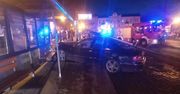 Groźny wypadek w Piotrkowie. Samochód wjechał w przystanek