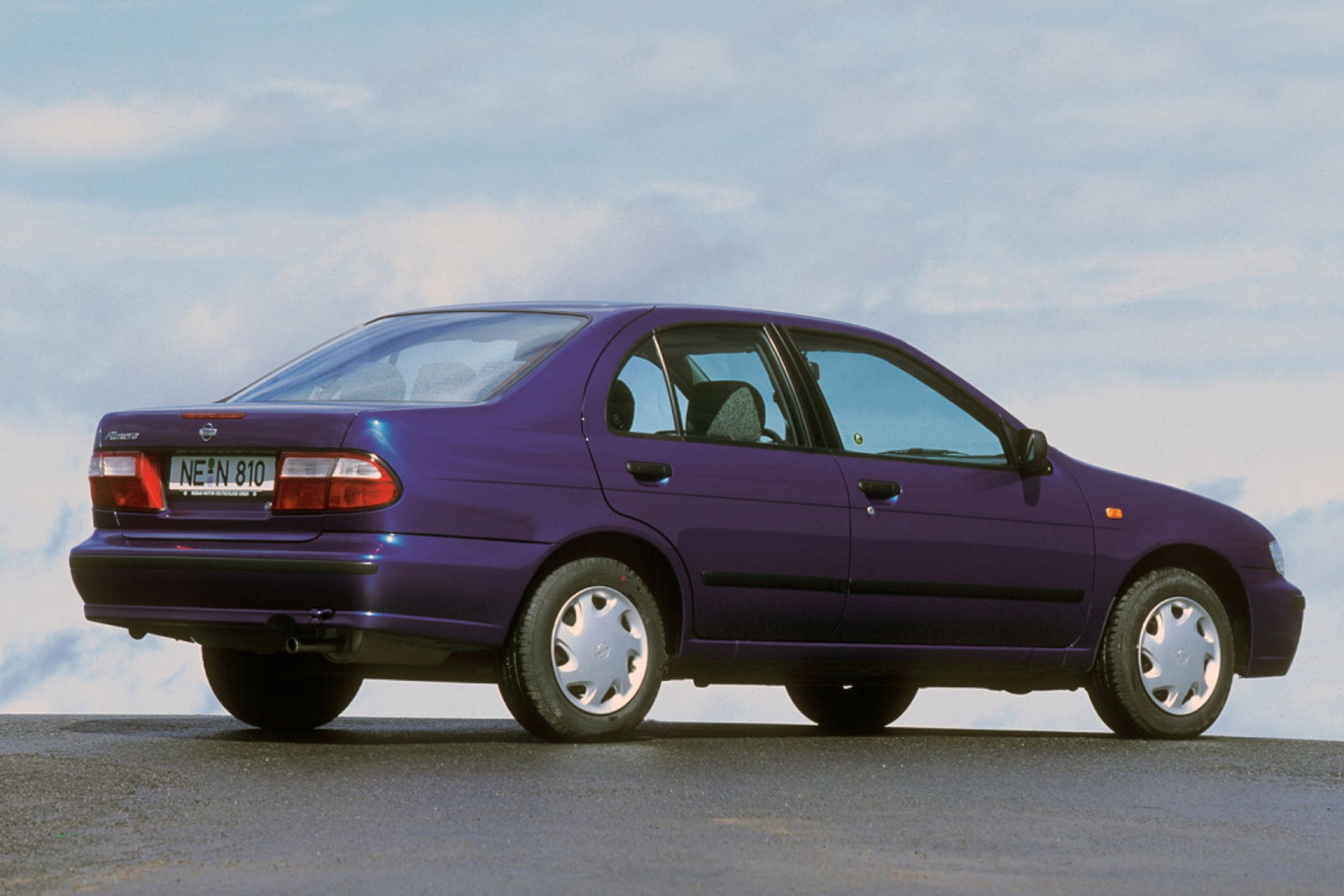 Nissan Almera I w wersji sedan, którego można pomylić z Primerą