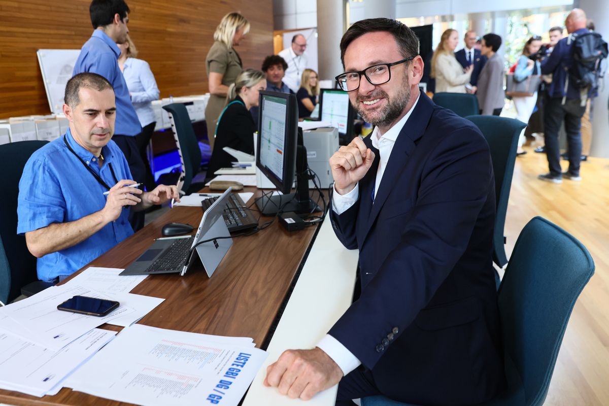 daniel obajtek, majątek, zarobki, parlament europejski, pis, polska Obajtek dorabia na Węgrzech, w Polsce zgarnął gigantyczną sumę. Asystuje mu żona Ziobry