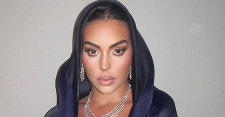 Georgina Rodriguez w NAKRYCIU GŁOWY i sukni z dekoltem bryluje na rozdaniu nagród w stolicy Arabii Saudyjskiej (FOTO)