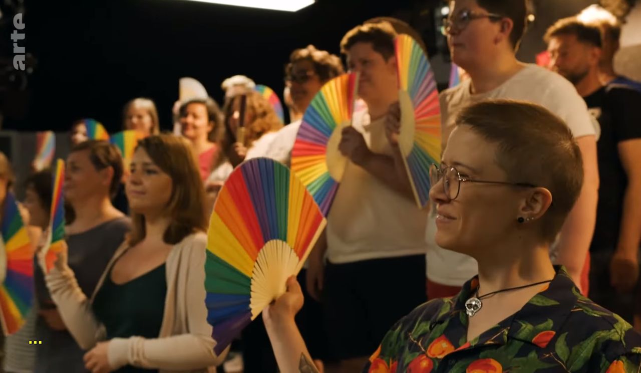 "Nienawiść w białych rękawiczkach". Chór LGBT+ walczy z dyskryminacją