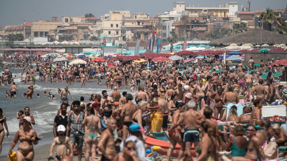 Turyści na plaży w Ostii, niedaleko Rzymu