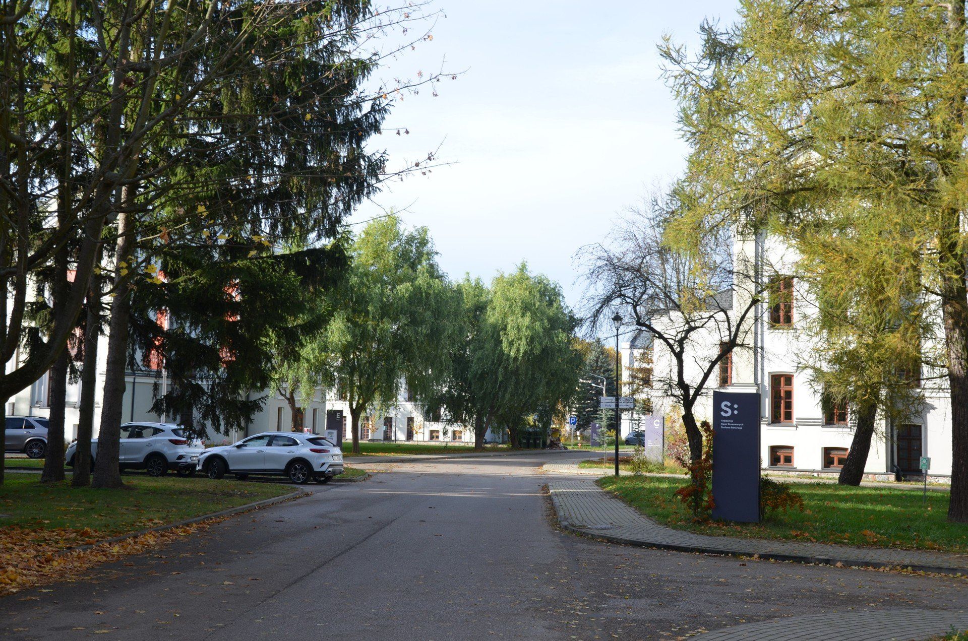 Jesień na kampusie Akademii Nauk Stosowanych Stefana Batorego w Skierniewicach