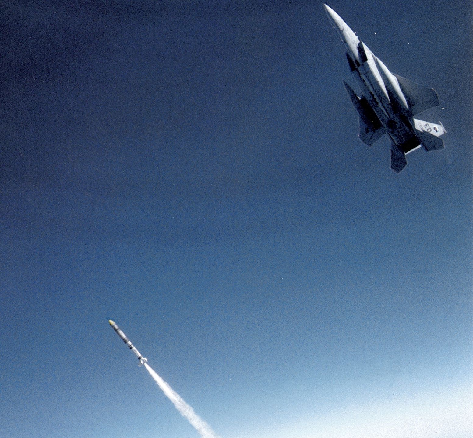 Pocisk antysatelitarny ASM-135 ASAT po starcie z F-15