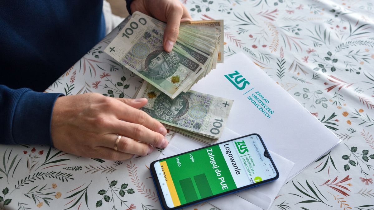 Stock Bart?omiej Magierowski
Fot. Bartlomiej Magierowski/East News. Wroclaw 8.11.2023. Zdjecie ilustracyjne - finanse, skladki ZUS. N/z: pieniadze, smartfon i strona logowania ZUS.
Bartlomiej Magierowski