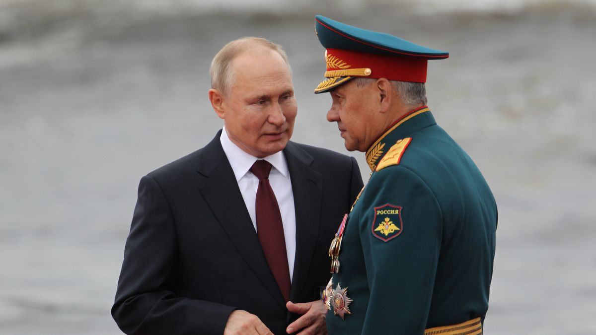 Prezydent Rosji Władimir Putin w rozmowie z ministrem obrony Rosji Siergiejem Szojgu