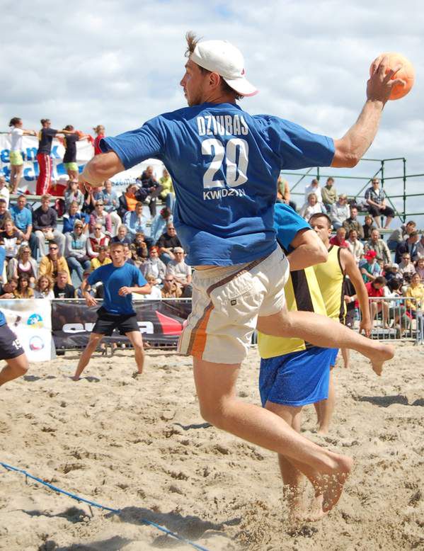 Piłka ręczna podpija plażę