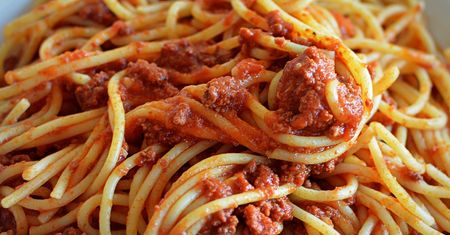 Spaghetti włoskie z mięsnym sosem
