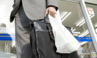 PiS nakłada na Polaków kolejny podatek? Tym razem od foliówek