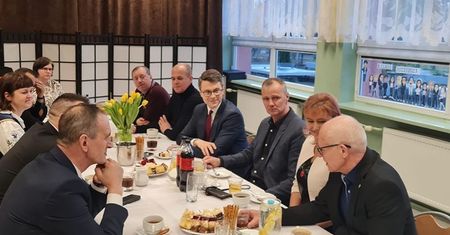 Rzecznik rządu na zakrapianej imprezie w szkole. Piotr Müller musi się tłumaczyć