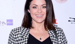 Katarzyna Cichopek pozuje z mężem. Ma na sobie tylko sweter