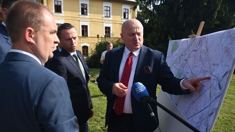 Marszałek Jarosław Stawiarski pokazuje przebieg obwodnicy Nałęczowa