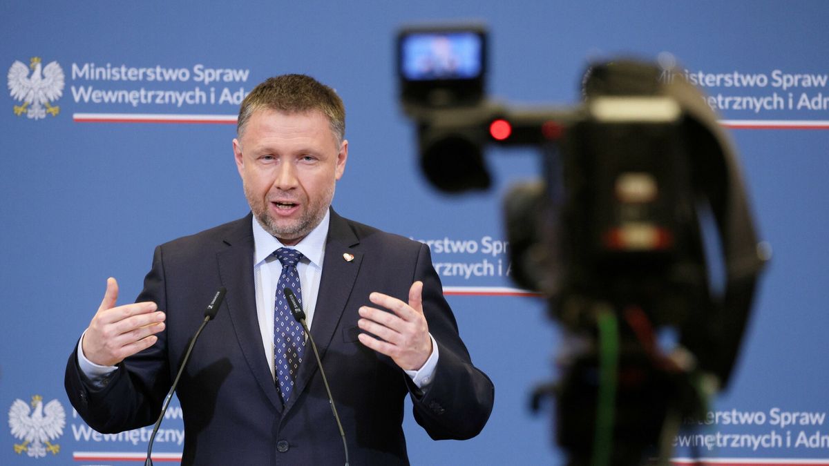 Wyniki kontroli po wybuchu granatnika w gabinecie KGP
Fot. Pawel Wodzynski/East News,  Warszawa, 23.02.2024. MSWiA. Konferencja prasowa ministra spraw wewnetrznych i administracji Marcina Kierwinskiego (n/z) i wiceministra Czeslawa Mroczka na temat wynikow kontroli przeprowadzonej w KGP w zwiazku z wybuchem granatnika w gabinecie Komendanta Glownego Policji Jaroslawa Szymczyka w dniu 14 grudnia 2022 r.
Pawel Wodzynski