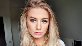 Blondwłosa piękność w świecie żużla. Kibice tracą dla niej głowę
