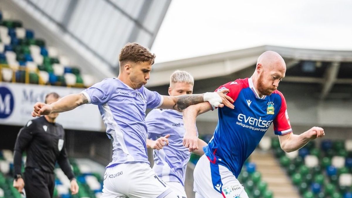 Luka Zahović w meczu Linfield FC - Pogoń Szczecin