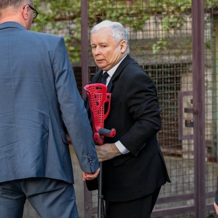 Kaczyński walczy z infekcją. Przełożono operację