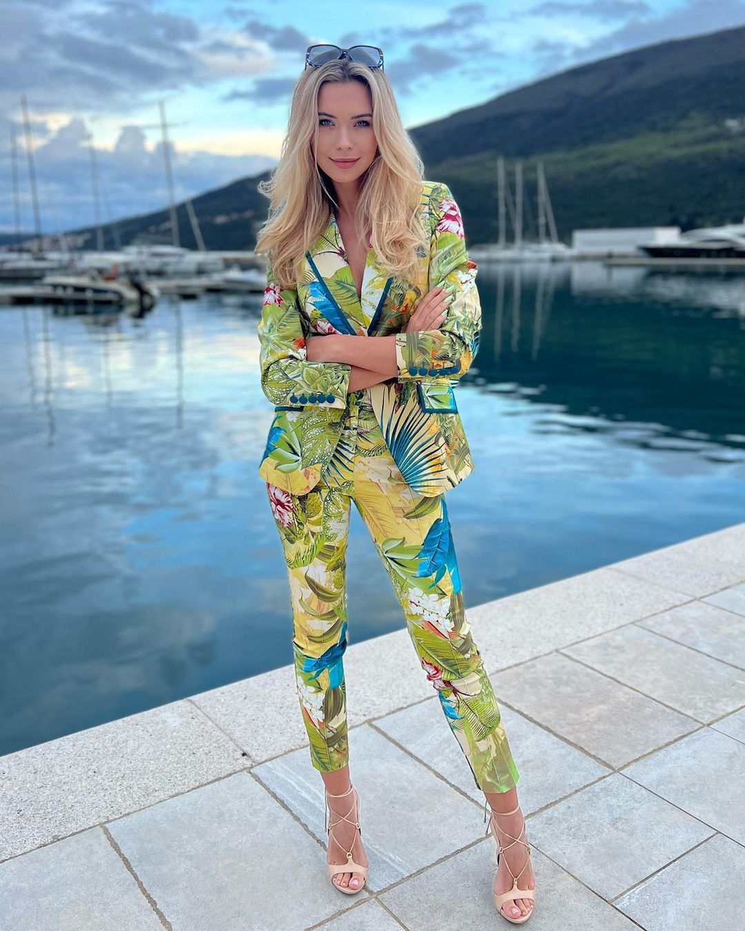 Sandra Kubicka w garniturze o tropikalnych barwach