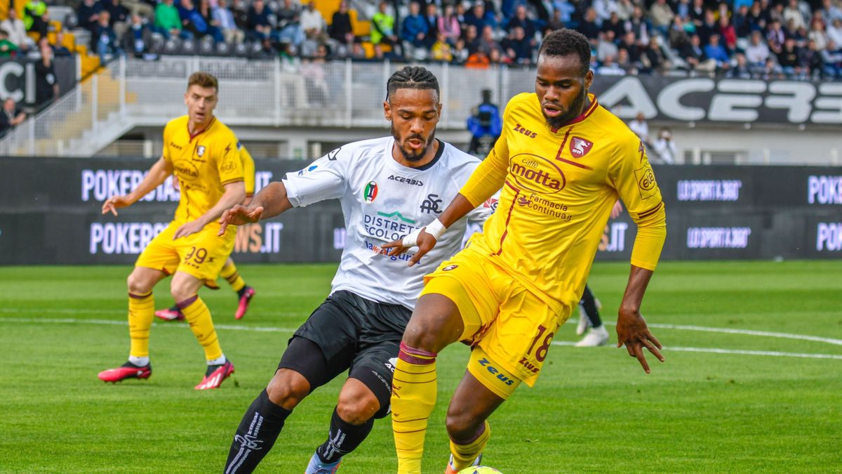 Zdjęcie okładkowe artykułu: PAP/EPA / FABIO FAGIOLINI / Na zdjęciu: mecz Spezia Calcio - US Salernitana 1919