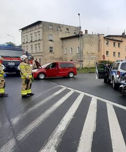 Dramatyczna sytuacja. Autobus staranował auta i wjechał w budynek