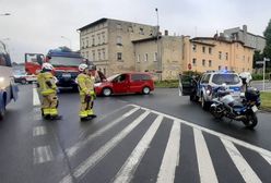 Dramatyczna sytuacja. Autobus staranował auta i wjechał w budynek