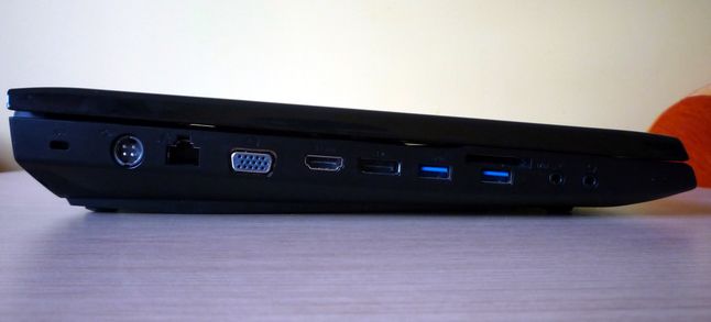 Samsung 700G7A - ścianka lewa (Kensington Lock, zasilanie, LAN, VGA, HDMI, DisplayPort, 2 x USB 3.0, czytnik kart pamięci, 2 x audio)