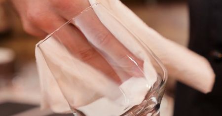 Sposoby ma mycie szklanych naczyń. Będą lśniły jak nowe