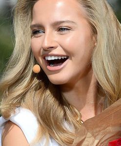 Karolina Pisarek w skąpym bikini pozuje na plaży. Żyje swoim najlepszym życiem