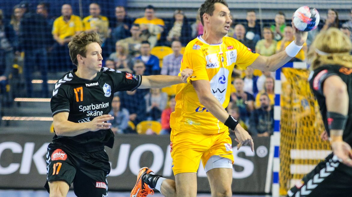 WP SportoweFakty / Tomasz Fąfara / Jerry Tollbring (z lewej) próbuje zatrzymać Krzysztofa Lijewskiego (z prawej)